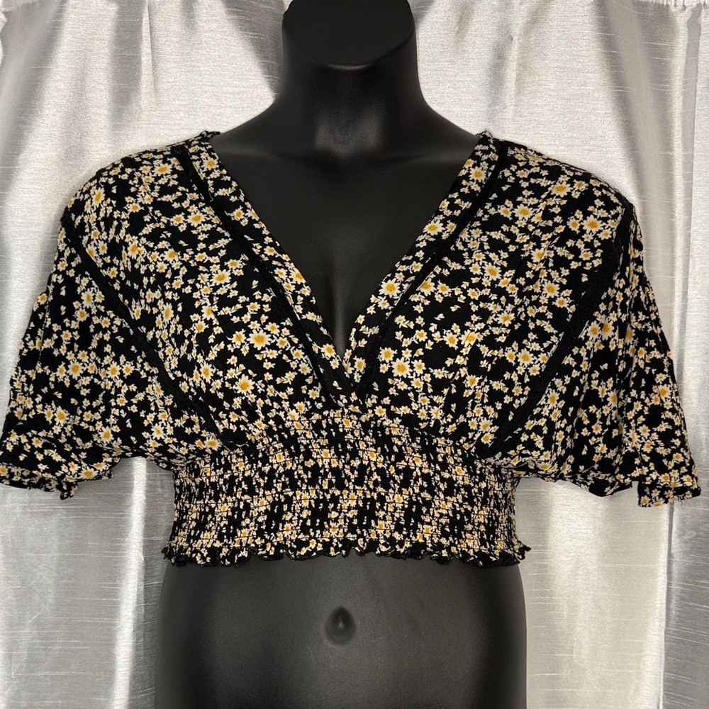 Angie Floral Crop Top Deep V Neck Lace Flutter Short Sleeve Smocked Pleats Large